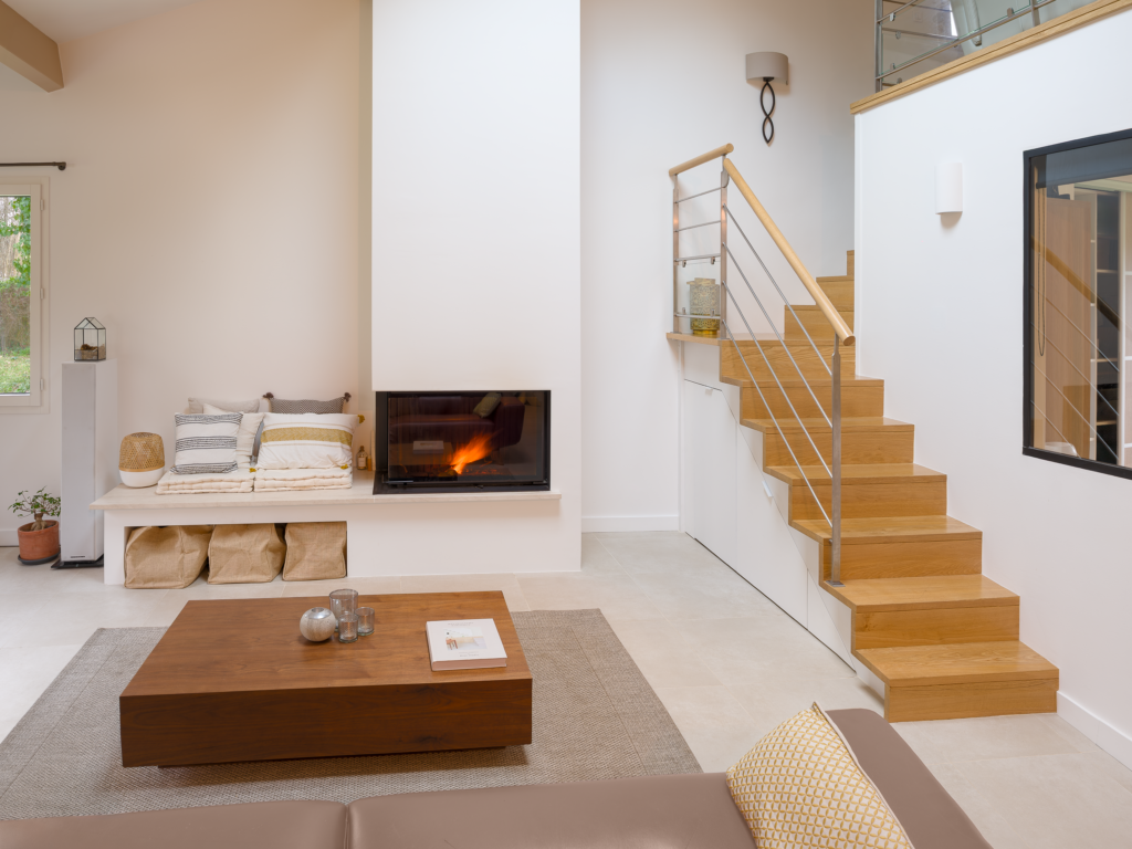 aménagement salon avec cheminée escalier et rangement sous escalier