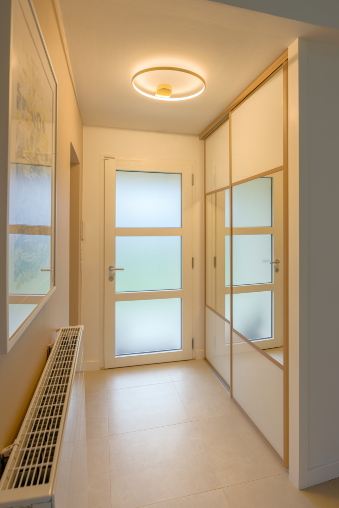 Entrée lumineuse avec placard sur mesure toute hauteur.