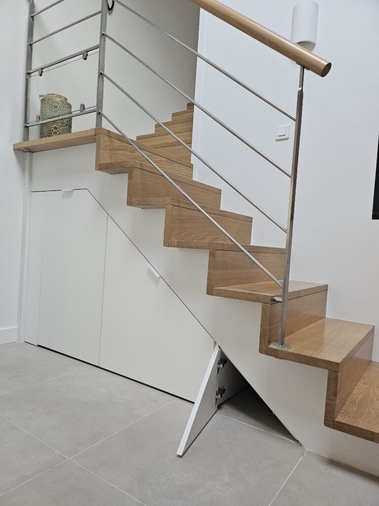 une petite porte batante sur mesure sous escalier