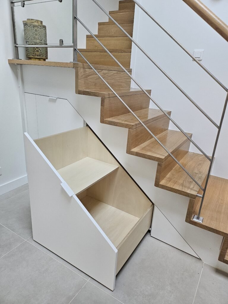 un deuxième grand tiroir sur mesure sous escalier