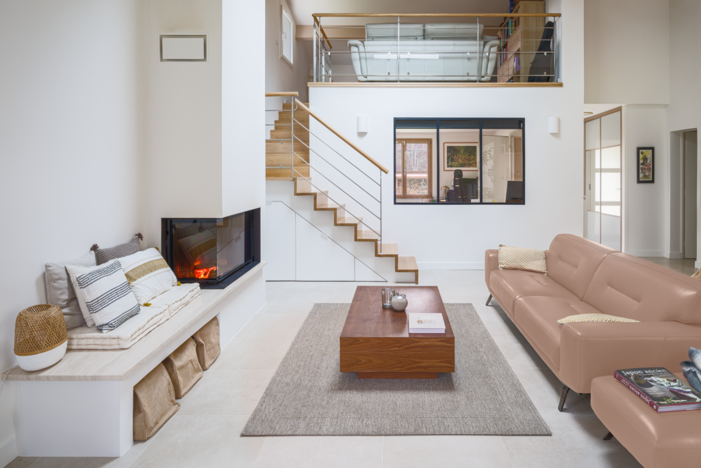 salon lumineux avec aménagement sur mesure sous escalier par Kobami