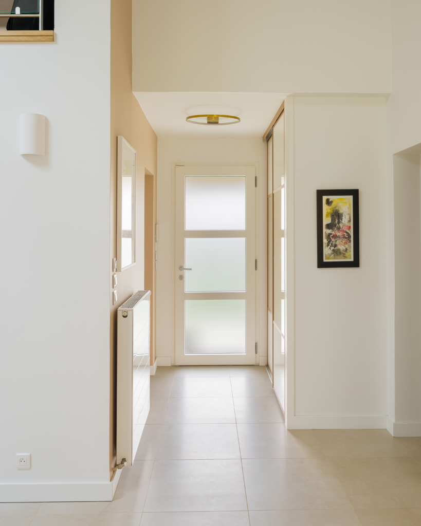 éntrée lumineuse ; porte vitrée