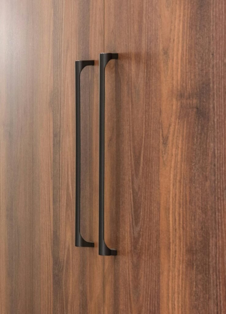 poignée metal placard bois